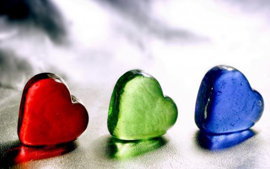 Открытка на Valentines day с разноцветными сердцами