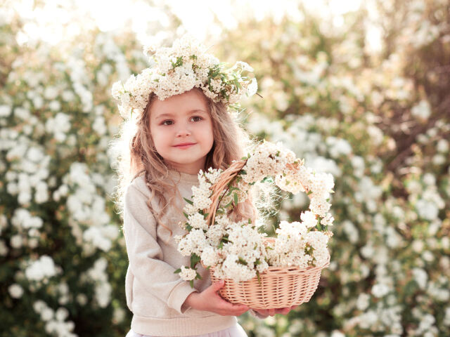 Фото открытка с девочкой и корзиной цветов