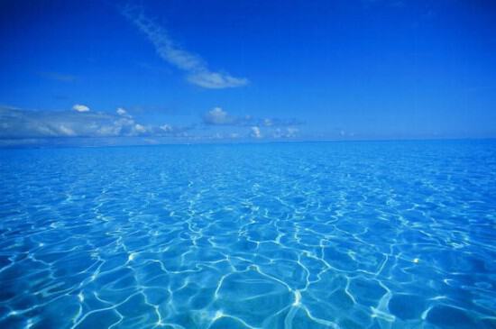 Прозрачная голубая вода