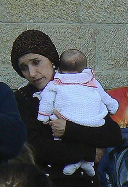 Мать с младенцем у стены плача