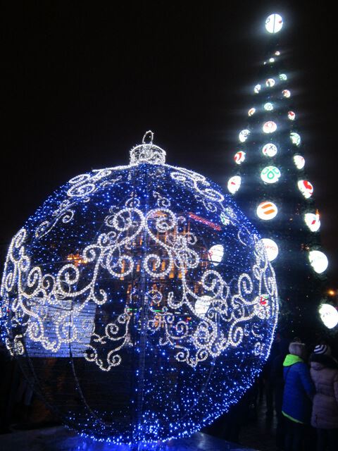 Елка и шарик в центре Москвы