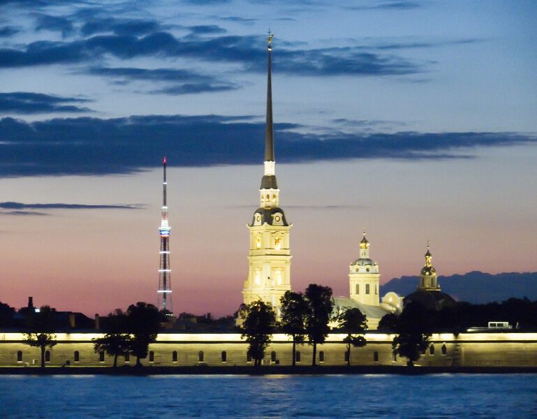 Шпиль Петропавловской крепости ночью