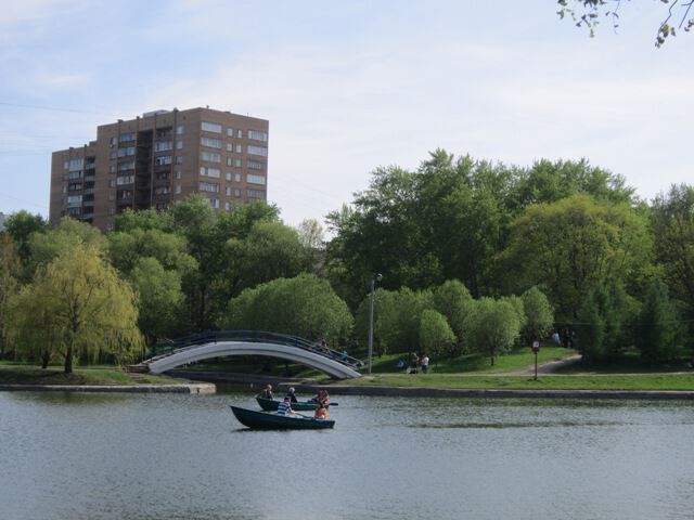 Весна. Парк Дружбы. Люди в лодках