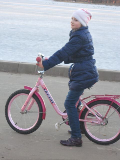 Юная велосипедистка