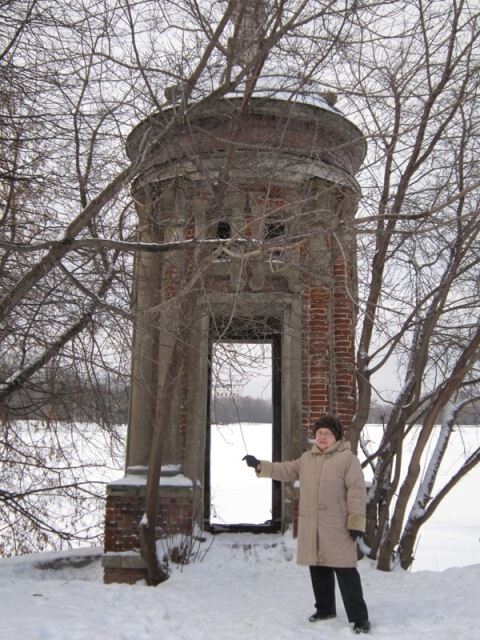 Старинная беседка в парке городском...