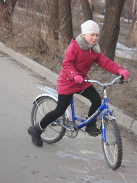 Юная велосипедистка
