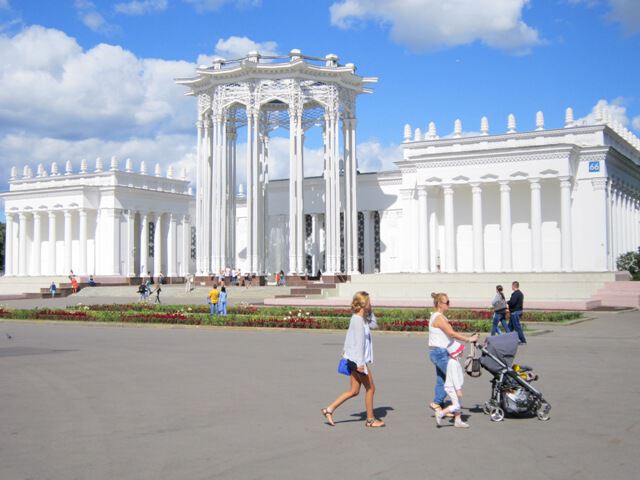 Белый павильон с ротондой