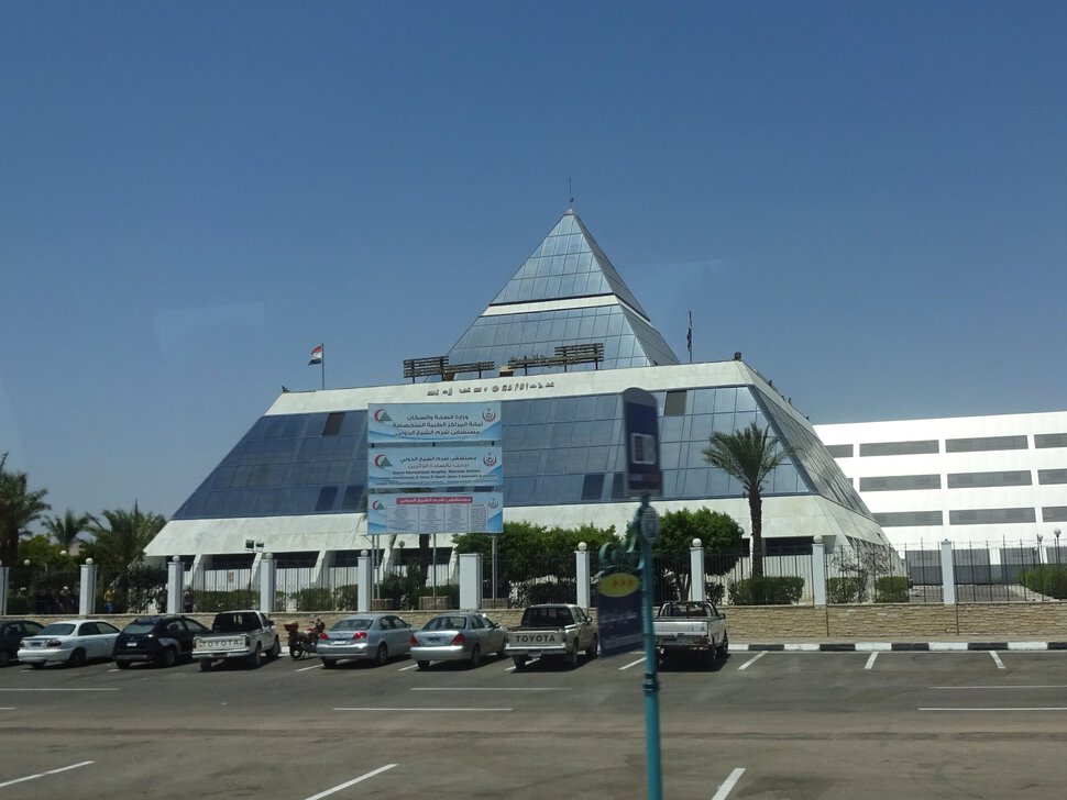 Египетская пирамида из стекла