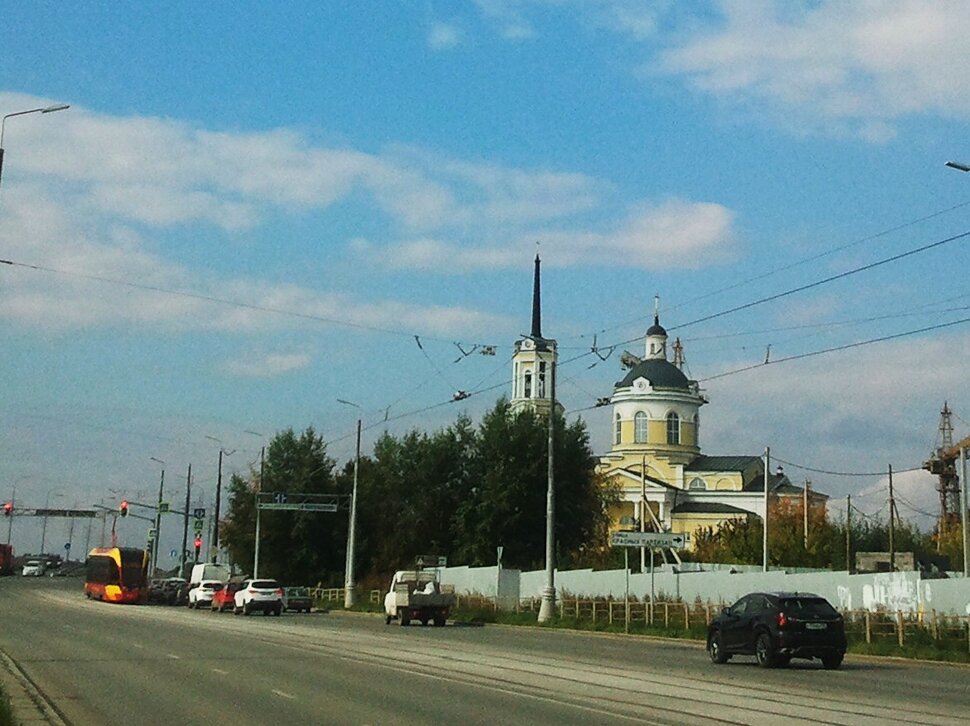 У храма