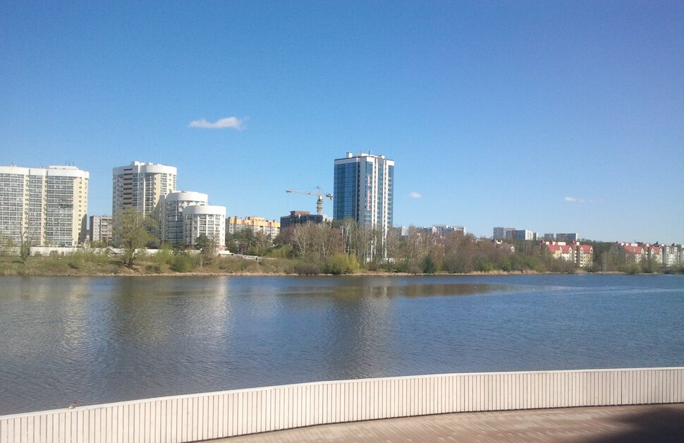 У реки