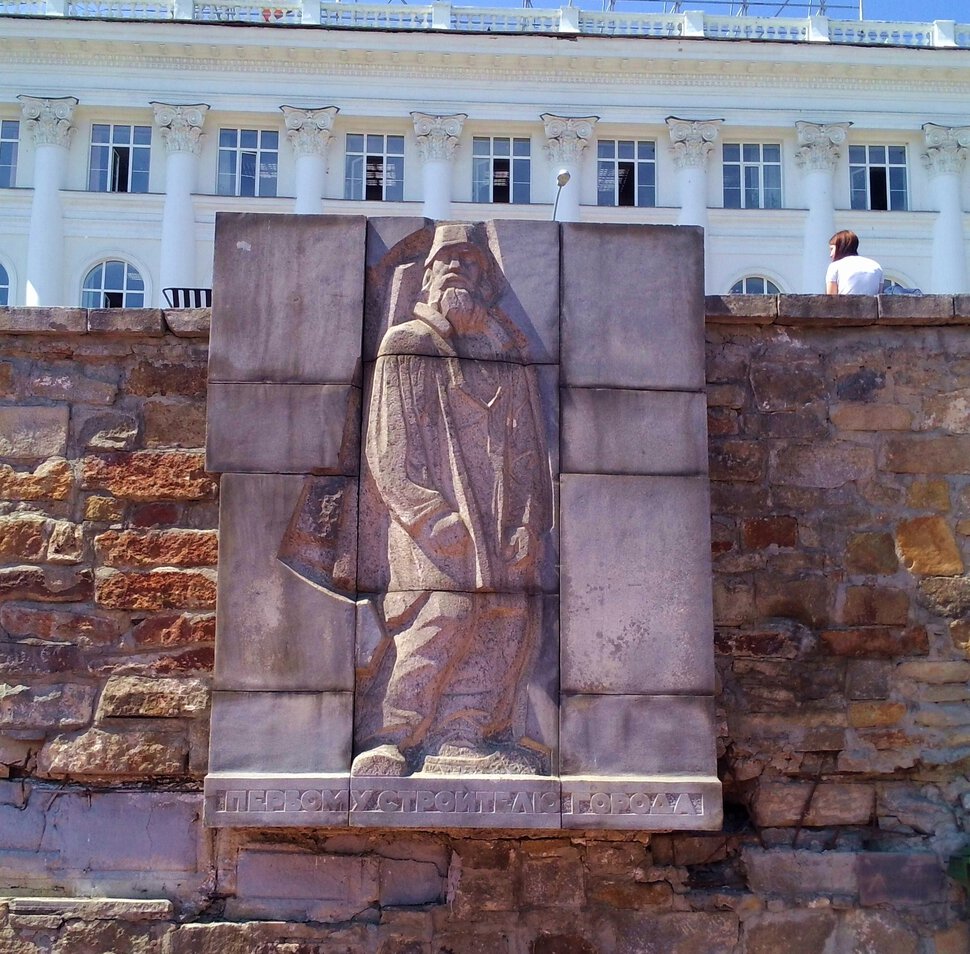 Памятник Строителю города