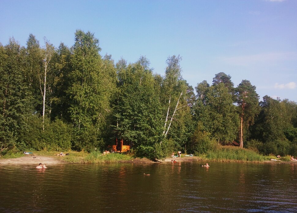 По речному бережку