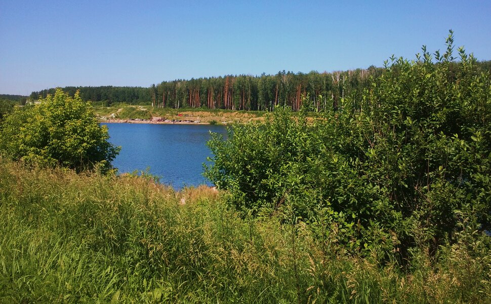 У озера