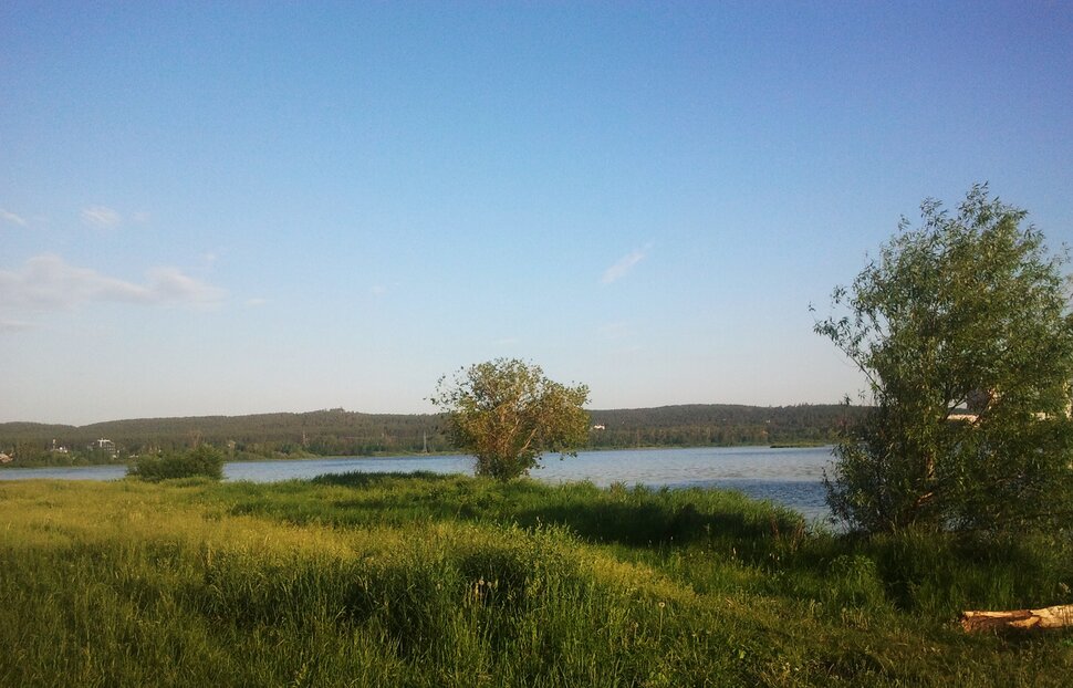 У реки