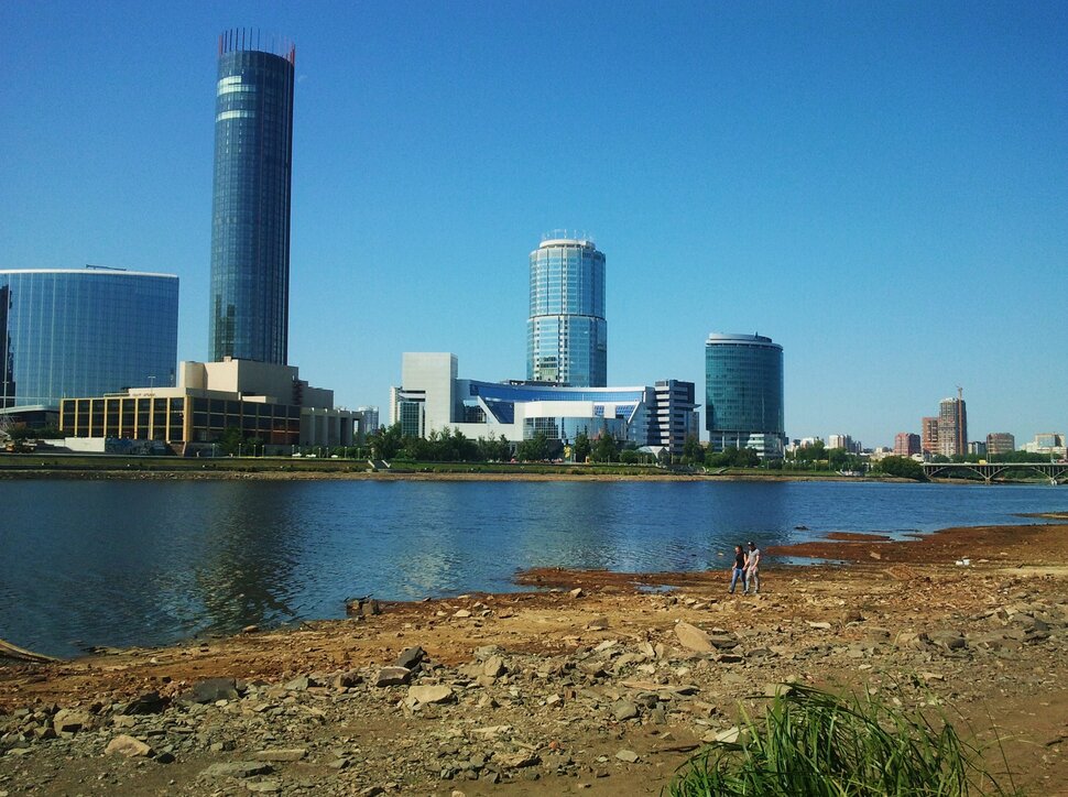 У реки