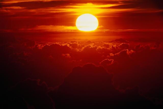 Фото солнце над облаками
