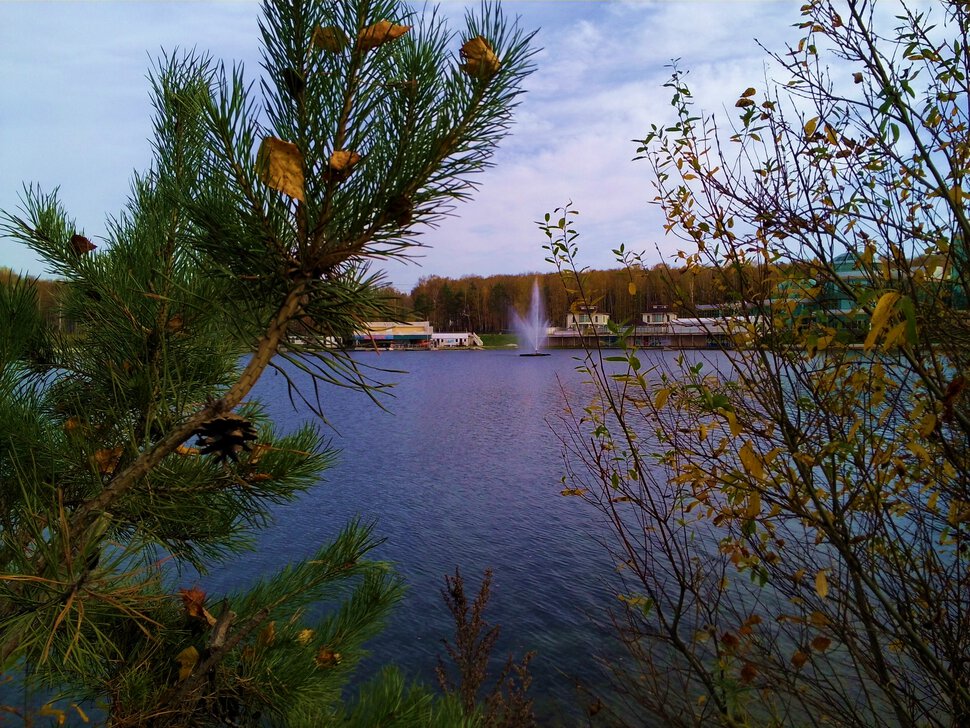 Озеро с фонтаном