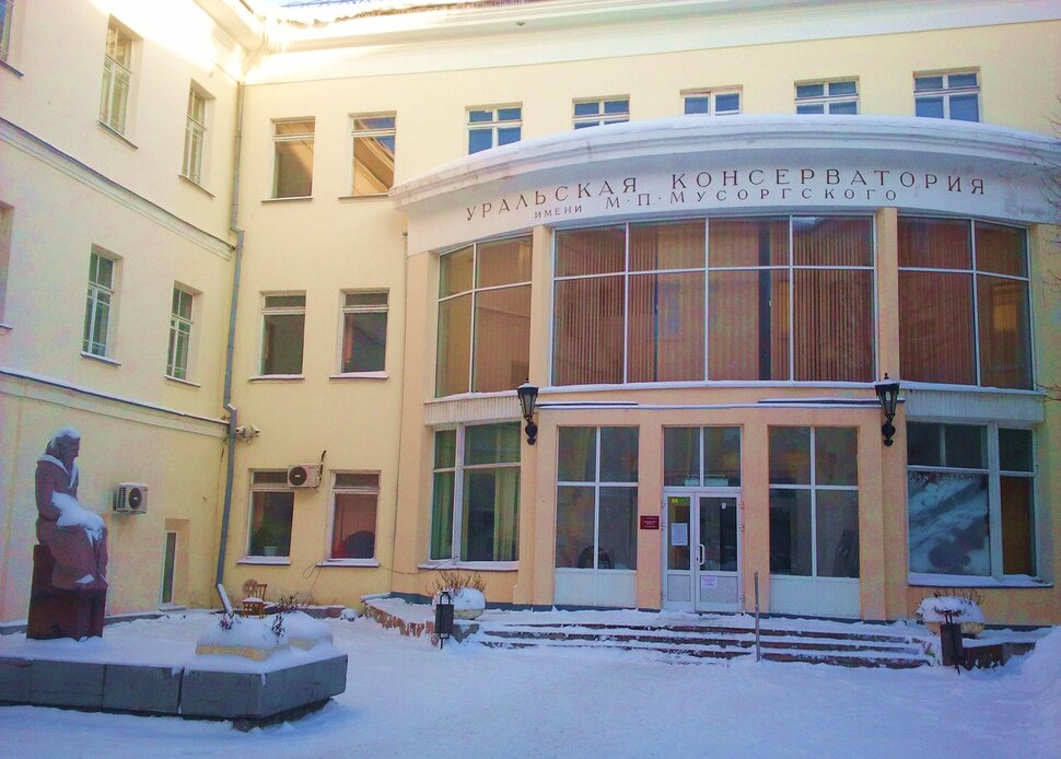 У домика