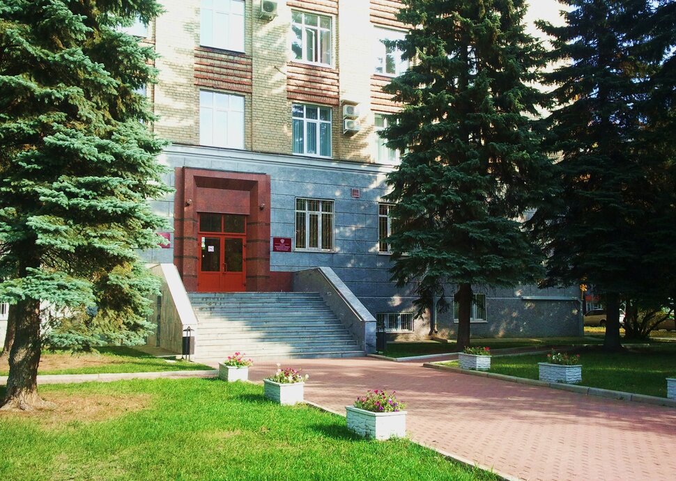 У домика