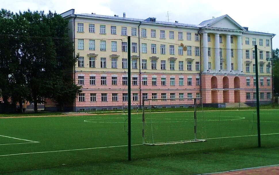 У домика