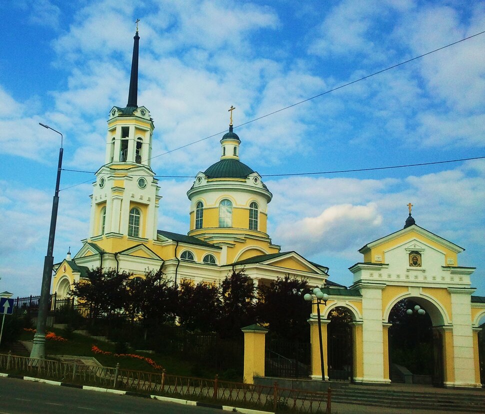 У храма
