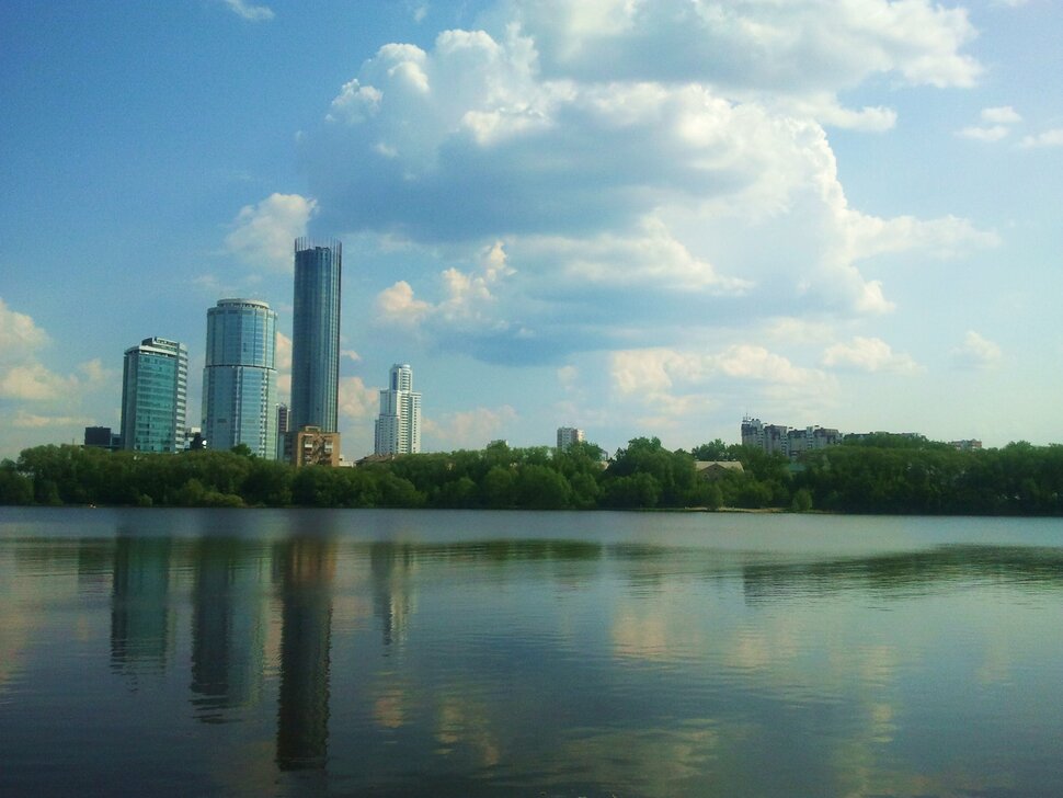 У реки