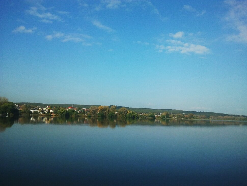 У реки