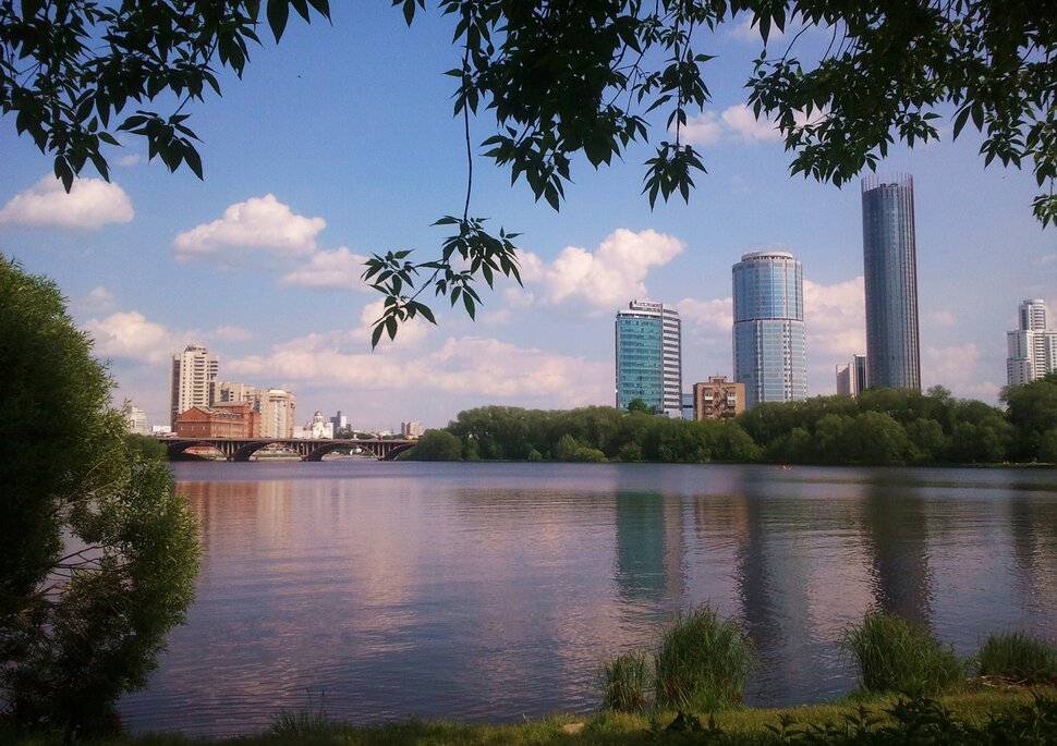 У реки