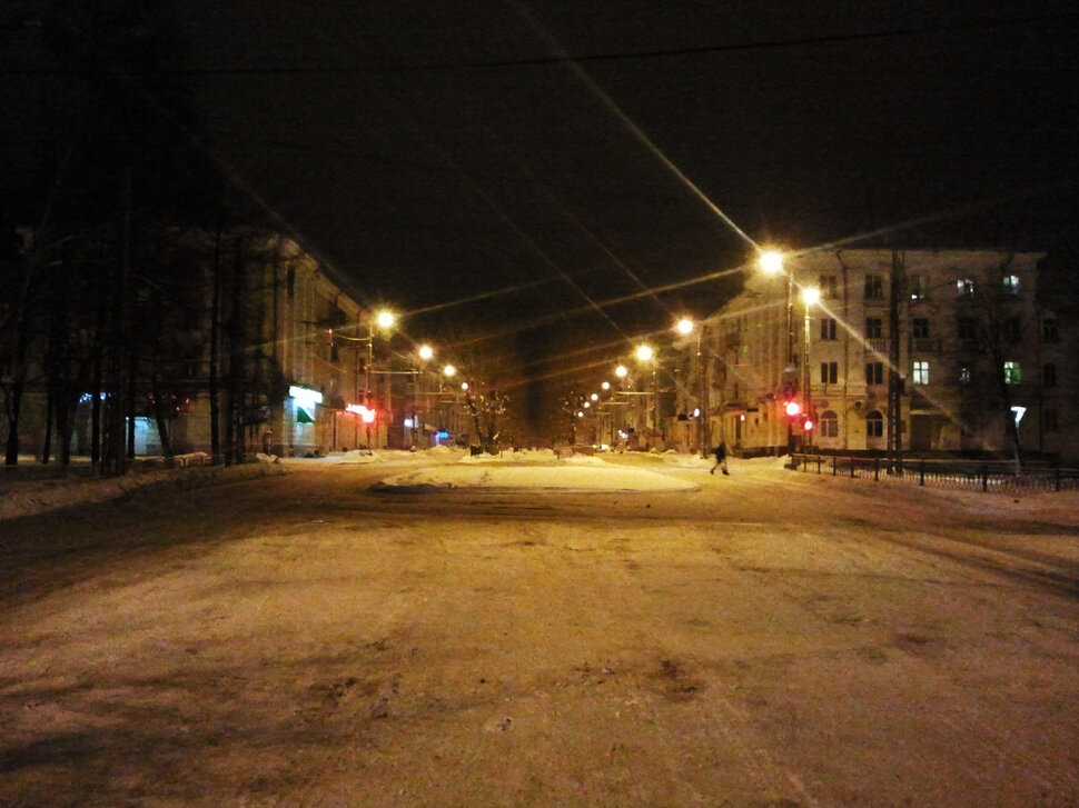 Зимняя ночь на главной улице поселка