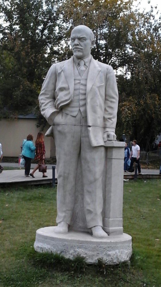 Белая статуя красного лидера