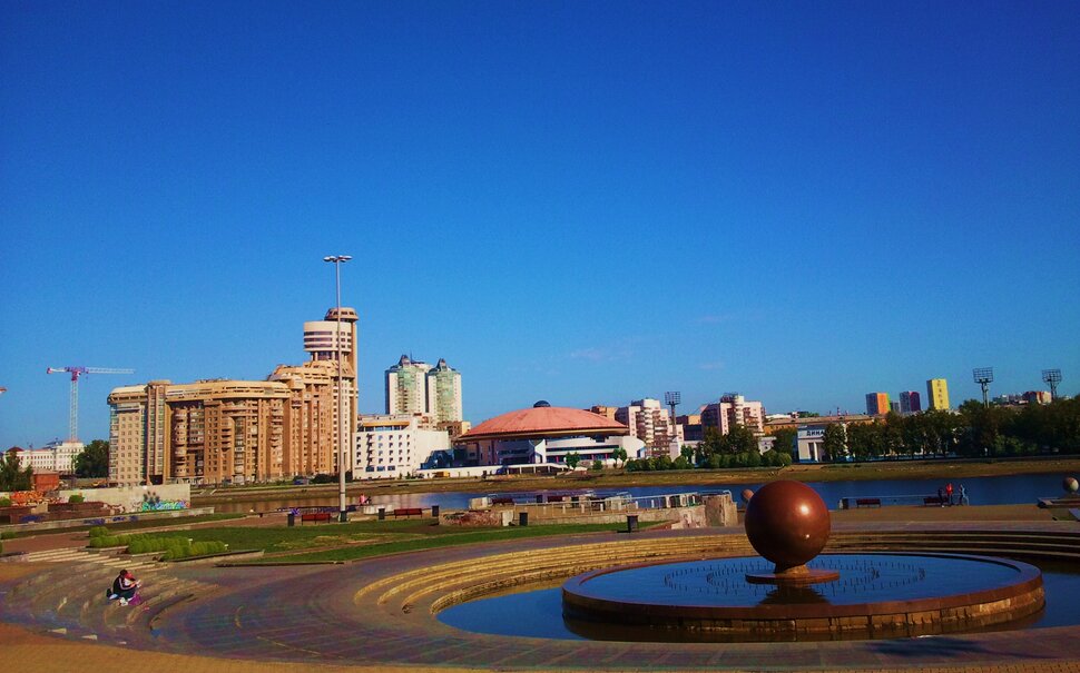 По набережной