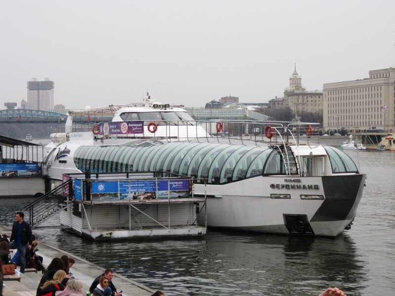 От пристани отчалит теплоход