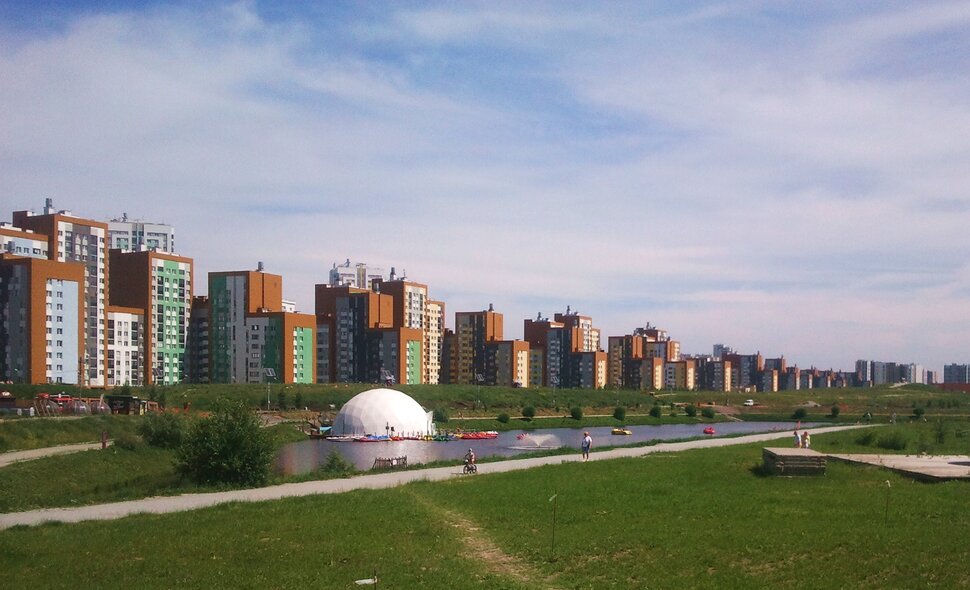 У реки