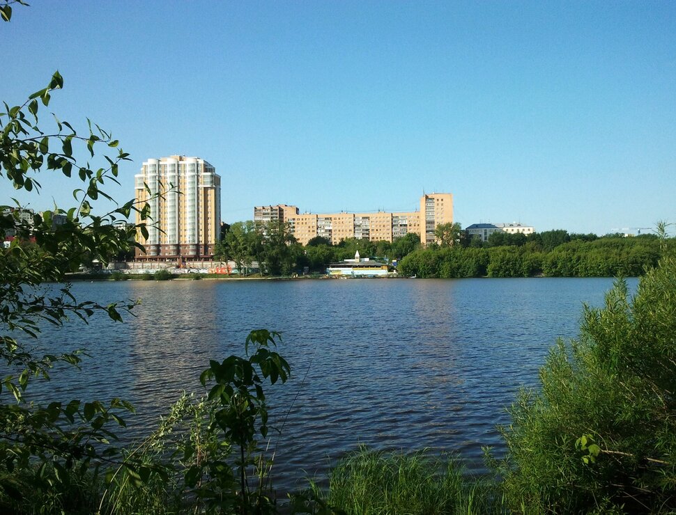 У реки