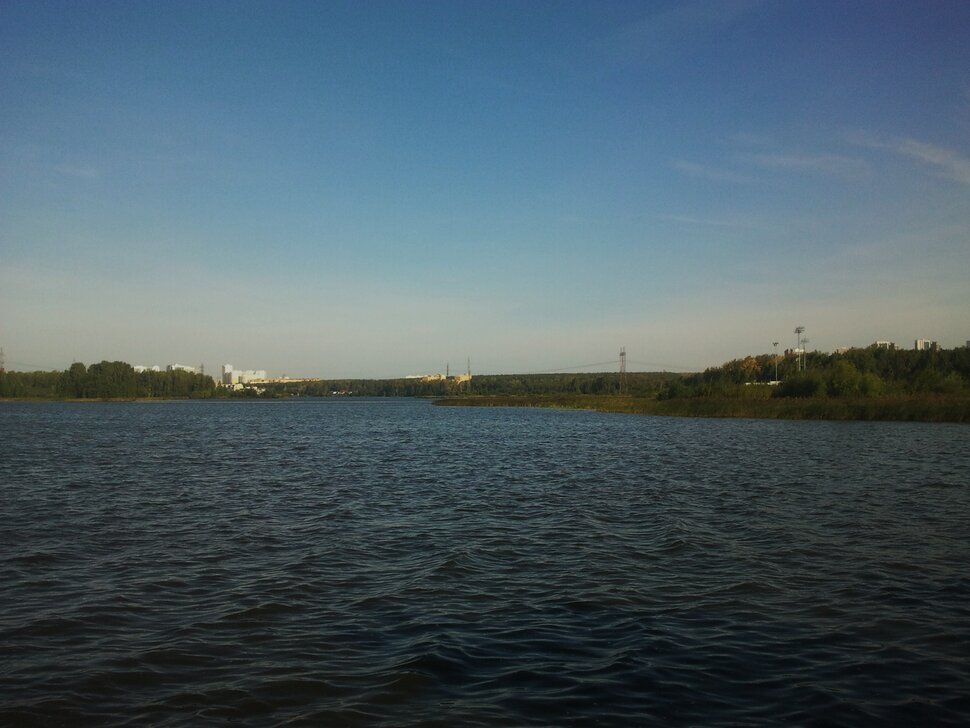 У реки