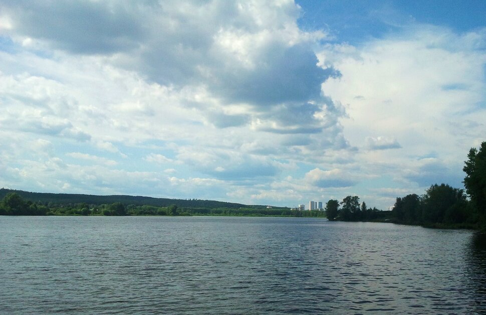 У реки