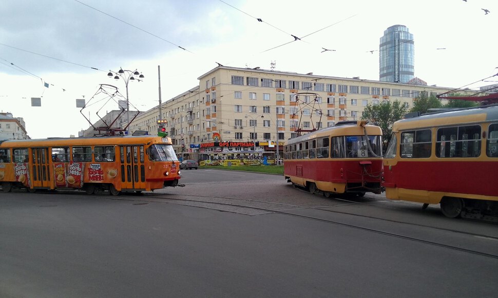 На перекрестке проспекта Ленина и улицы Луначарского