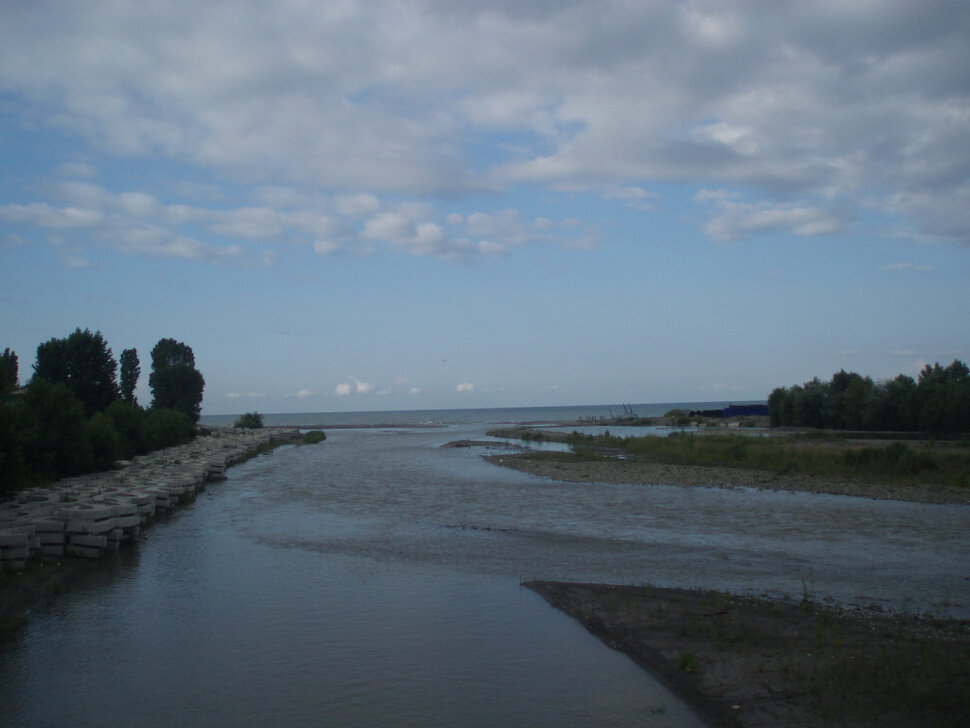 Река ведёт в море