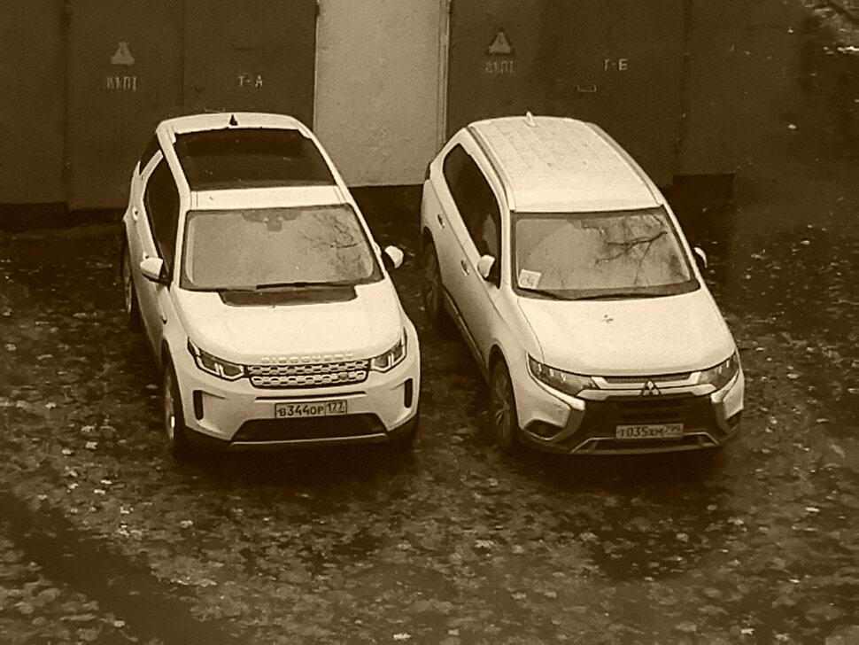 Две белые машины