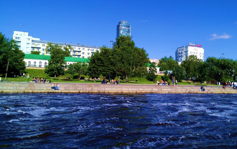 У реки