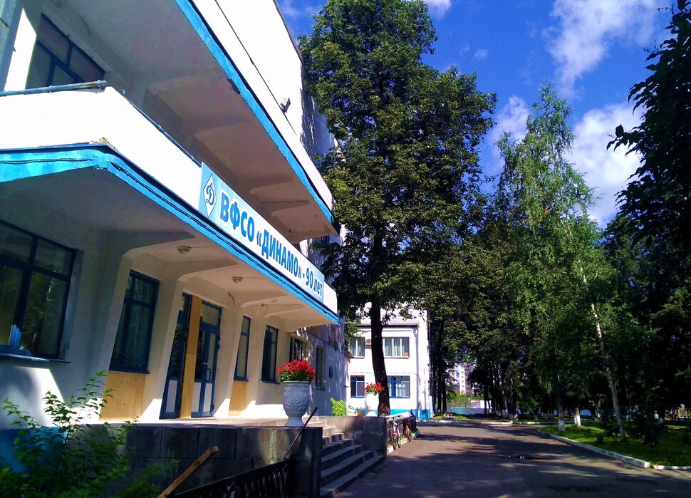 У домика