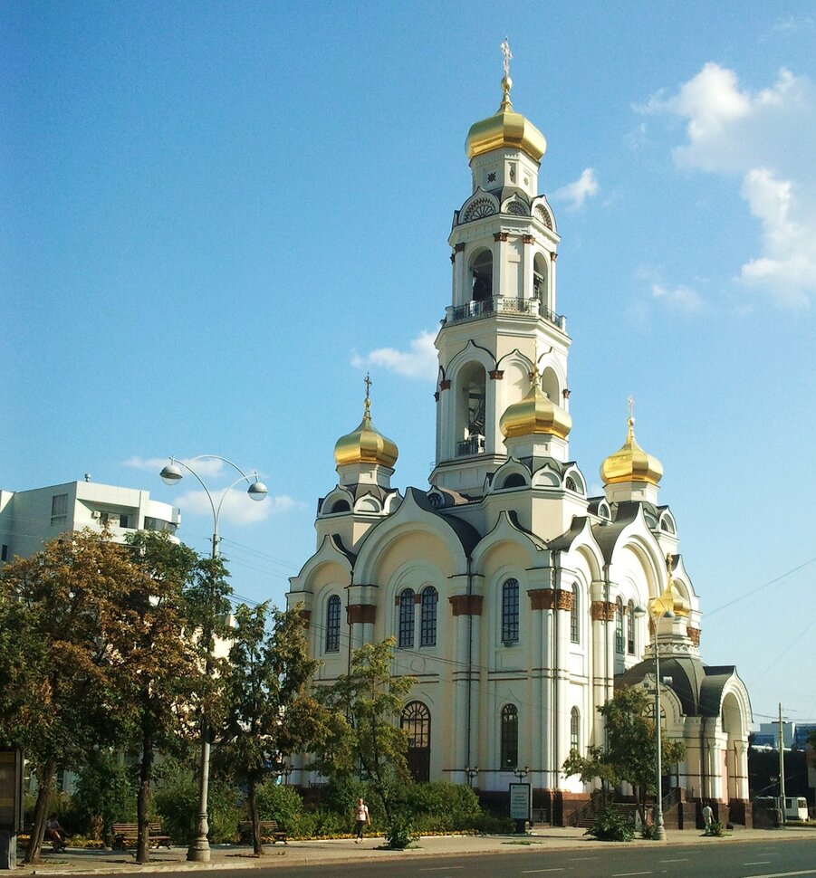 У храма
