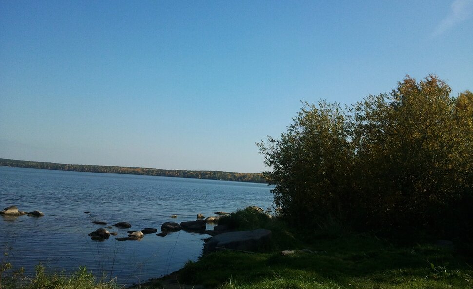 У прекрасного озера