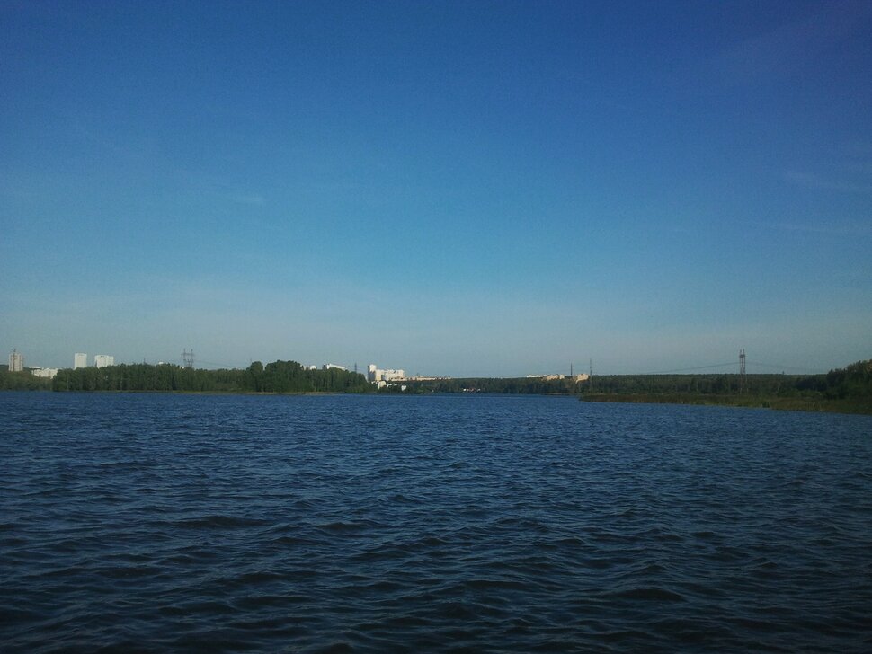 У реки