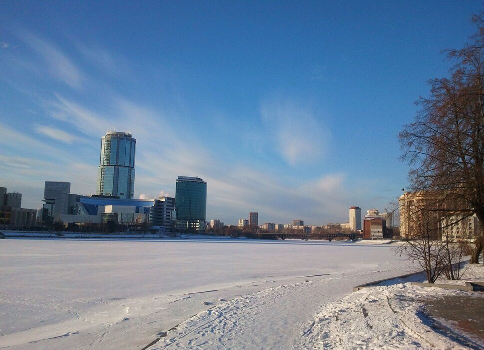 По набережной