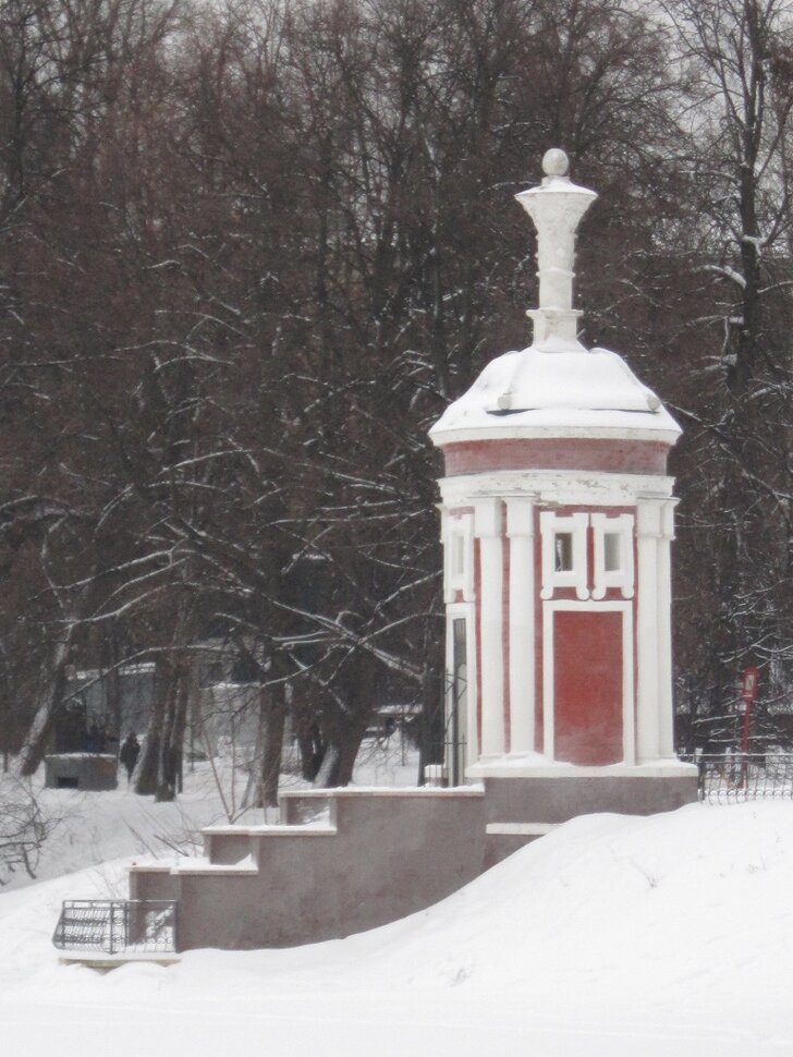 Старинная беседка в парке городском