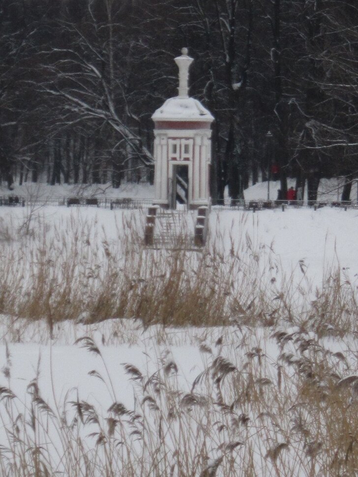 Старинная беседка в парке городском