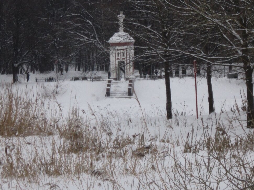 Старинная беседка в парке городском