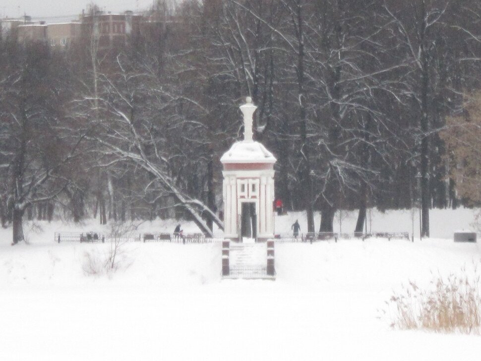 Старинная беседка в парке городском