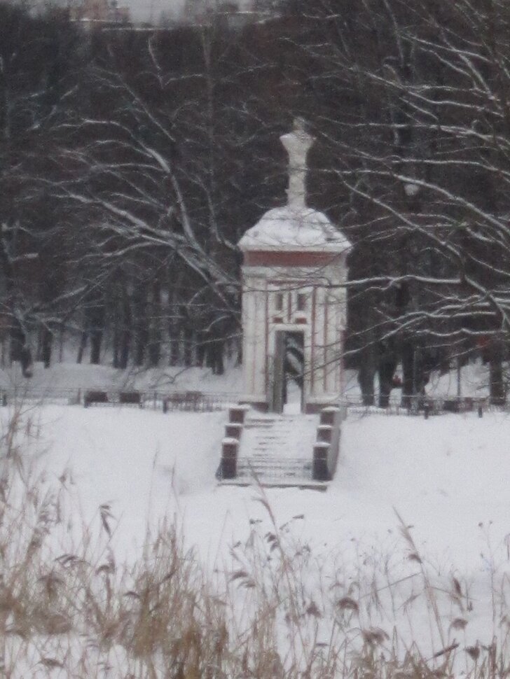 Старинная беседка в парке городском